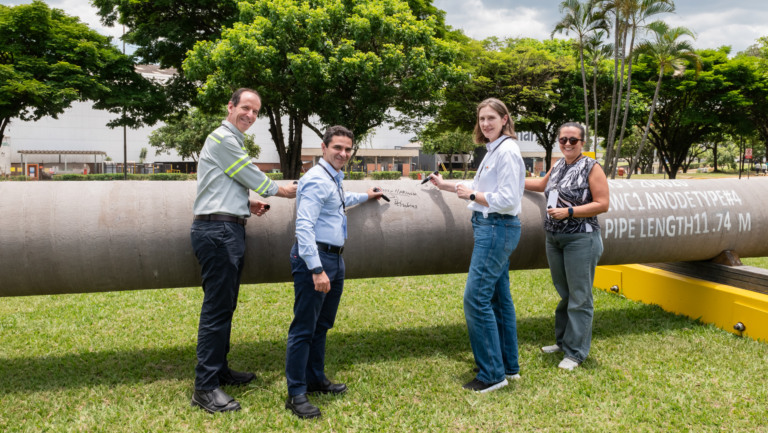 Representantes de empresas do consórcio do projeto Raia e presidente da Tenaris no Brasil assinam tubo de aço, para gasoduto que escoará o gás de Raia (Foto Reprodução Tenaris)