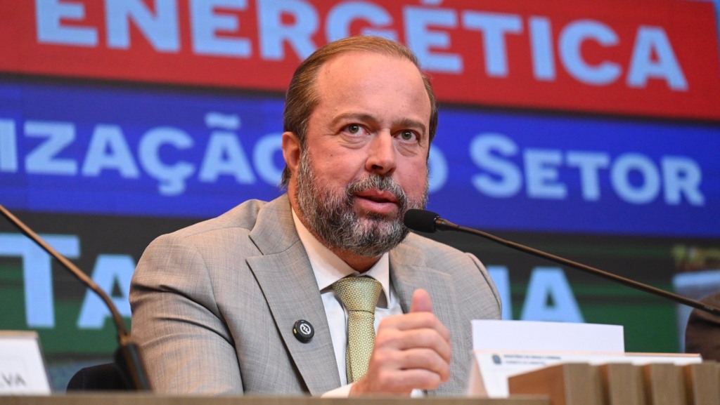 Na imagem: Alexandre Silveira participa de coletiva de imprensa sobre segurança energética, em 16/10/2024 (Foto Ricardo Botelho/MME)