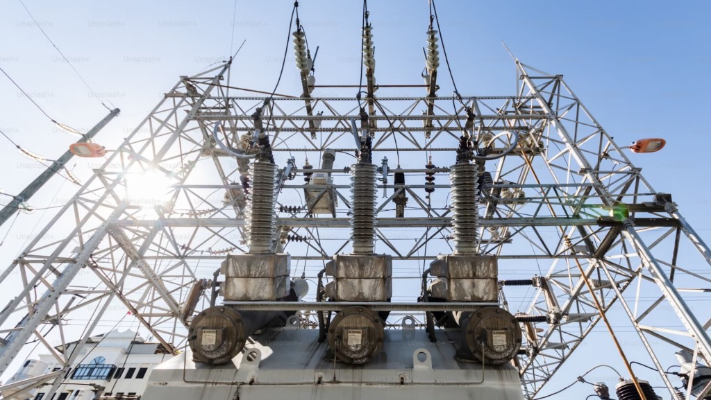 Brasil tem alta nas operações de fusões e aquisições no setor elétrico brasileiro em 2024, indica KPMG. Na imagem: Subestação de energia elétrica (Foto Aldward Castillo/Unsplash)