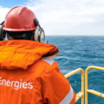 Trabalhador em plataforma da da TotalEnergies para explora&ccedil;&atilde;o offshore (Foto Divulga&ccedil;&atilde;o)