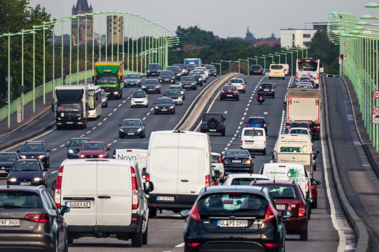 Transportes puxam emissões de CO2 do setor de energia do Brasil. Na imagem: Trânsito de veículos em grande via urbana (Foto Thomas/Pixabay)