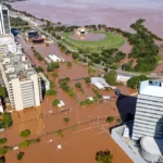 Na imagem: Vista aérea da enchente que atingiu a Av Loureiro da Silva, CAFF e região, em Porto Alegre, devido às fortes chuvas no Rio Grande do Sul, em 7/5/2024 (Fotos Gustavo Mansur/Palácio Piratini)