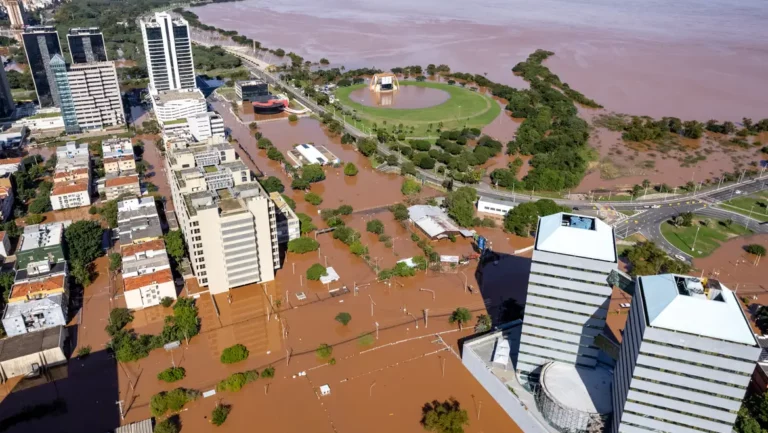 Na imagem: Vista aérea da enchente que atingiu a Av Loureiro da Silva, CAFF e região, em Porto Alegre, devido às fortes chuvas no Rio Grande do Sul, em 7/5/2024 (Fotos Gustavo Mansur/Palácio Piratini)