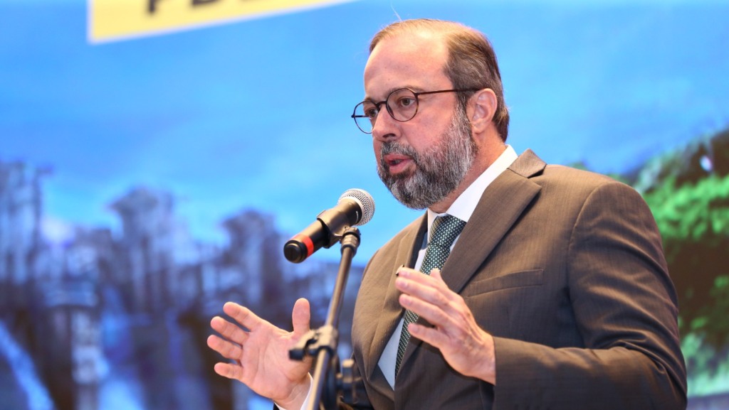 Alexandre Silveira [na imagem] alerta que o crime organizado amplia espaço no mercado de combustíveis, durante evento de lançamento da consulta pública do PDE 2034, em 8/11/2024 (Foto Tauan Alencar/MME)