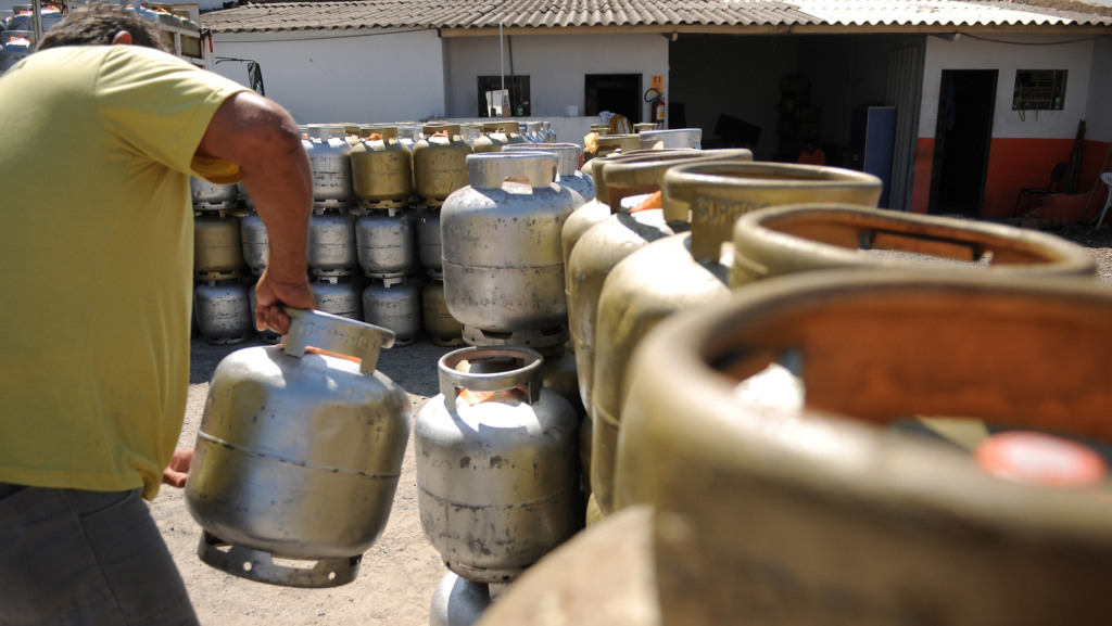 Margem líquida de distribuidoras de GLP superou em quatro vezes a inflação, mostram dados da EPE. Na imagem: Homem transporta botijão de gás de cozinha em distribuidora de GLP (Foto Pedro Ventura/Agência Brasília)