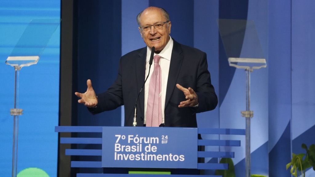 Nova NDC brasileira com meta de redução de emissões é tida como insuficiente por ambientalistas. Na imagem: Vice-presidente da República e ministro do MDIC, Geraldo Alckmin, discursa durante o 7º Fórum Brasil de Investimentos, em São Paulo, em 28/10/2024 (Foto Paulo Pinto/Agência Brasil)