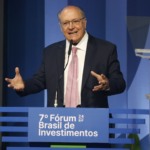 Nova NDC brasileira com meta de redução de emissões é tida como insuficiente por ambientalistas. Na imagem: Vice-presidente da República e ministro do MDIC, Geraldo Alckmin, discursa durante o 7º Fórum Brasil de Investimentos, em São Paulo, em 28/10/2024 (Foto Paulo Pinto/Agência Brasil)