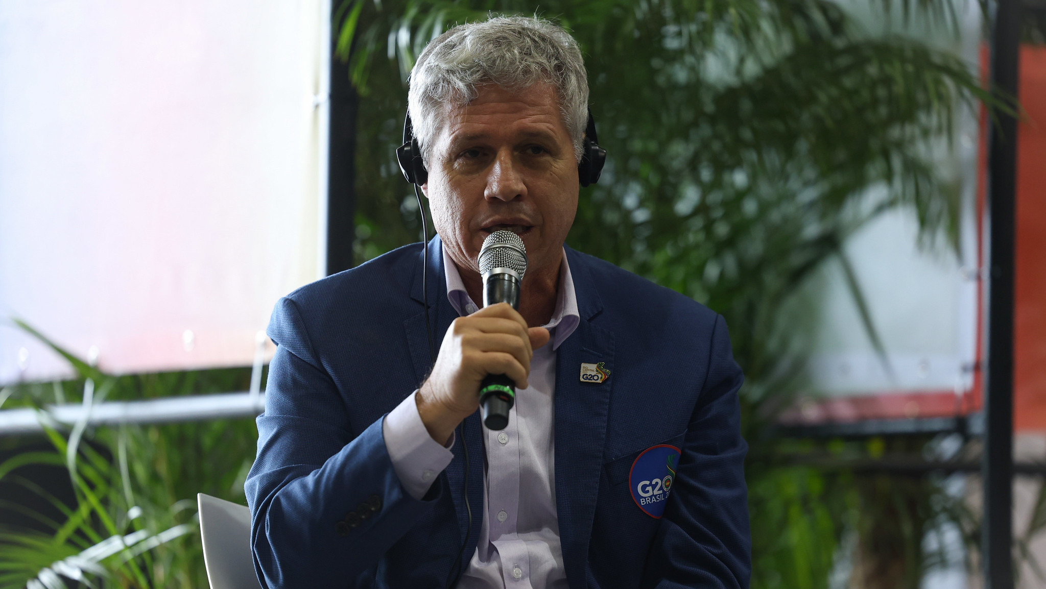 Ministro do MDA, Paulo Teixeira, durante plenária sobre sustentabilidade, mudança do clima e transição justa no G20 Social, no Rio de Janeiro (Foto Tomaz Silva/Agência Brasil)