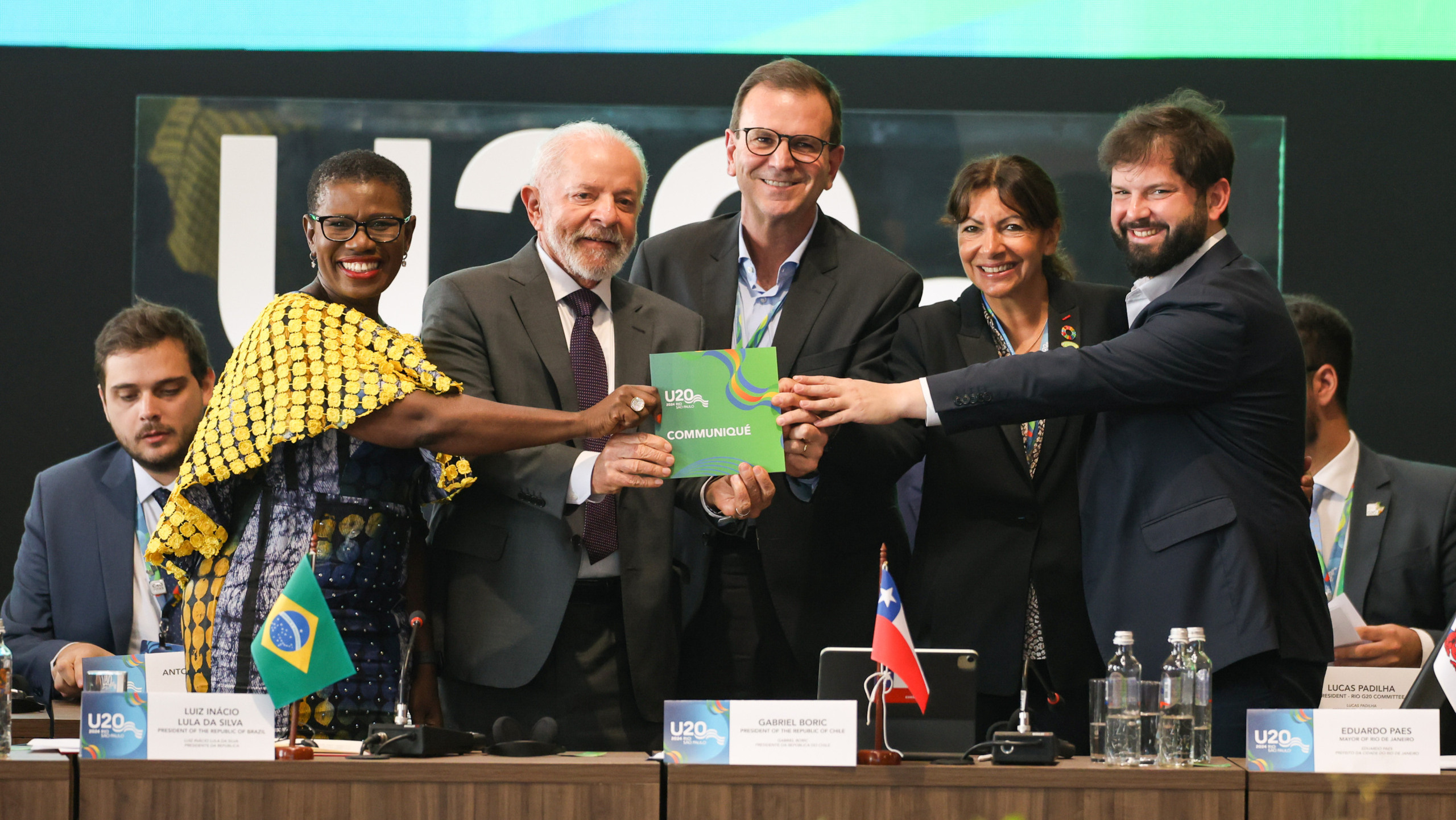 Lula recebe carta de prefeitos com pedido de fundo garantidor para o clima nas cidades, durante o U20, no Rio de Janeiro, em 17/11/2024 (Foto Tomaz Silva/Agência Brasil)