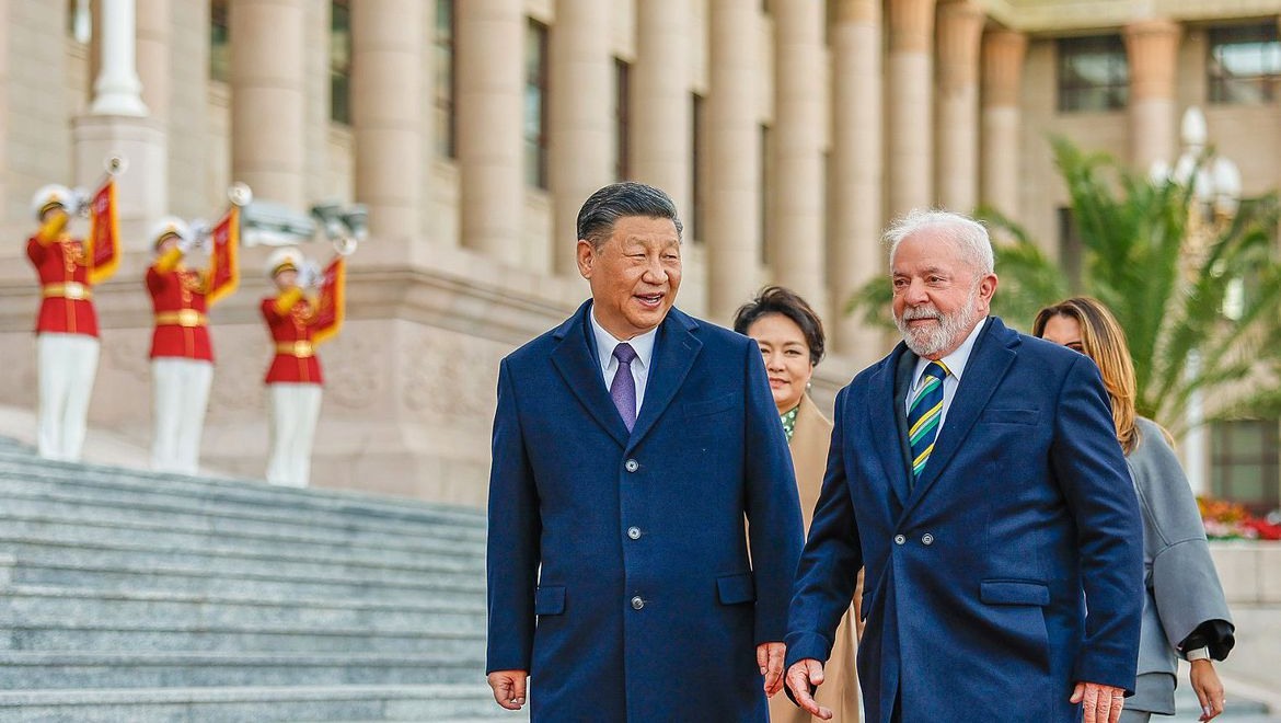 Brasil e China renovam acordo bilateral e miram economia verde. Na imagem: Presidente Lula é recebido por Xi Jinping, presidente da China, no Grande Palácio do Povo, em Pequim, em 2023 (Foto Ricardo Stuckert/PR)