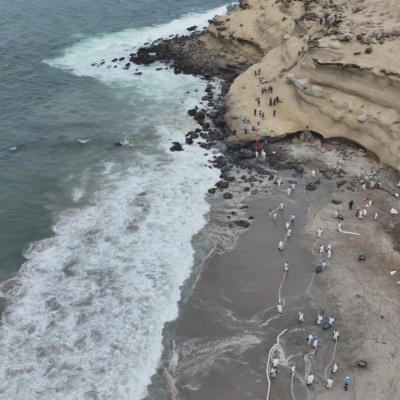 Derramamento afetou, aproximadamente, dez mil metros quadrados de água superficial do mar (Foto: Divulgação/Governo do Peru)