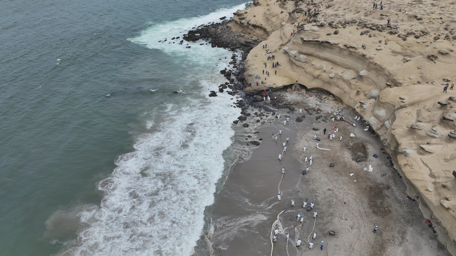 Derramamento afetou, aproximadamente, dez mil metros quadrados de água superficial do mar (Foto: Divulgação/Governo do Peru)