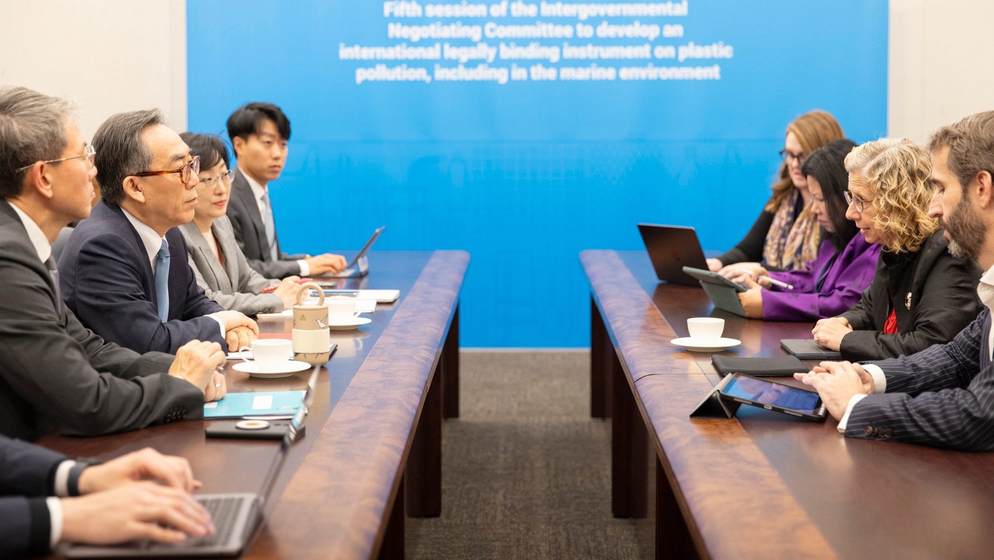 Reunião bilaterial entre Inger Andersen, diretora-executiva do Pnuma, com o Ministro das Relações Exteriores da Coreia do Sul, Cho Tae-yul, durante as negociações da ONU (INC-5) para acordo contra poluição por plásticos, em 25/11/2024 (Foto Duncan Moore/Unep)