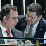 Rodrigo Pacheco e Davi Alcolumbre durante sessão no plenário do Senado (Foto Waldemir Barreto/Agência Senado)