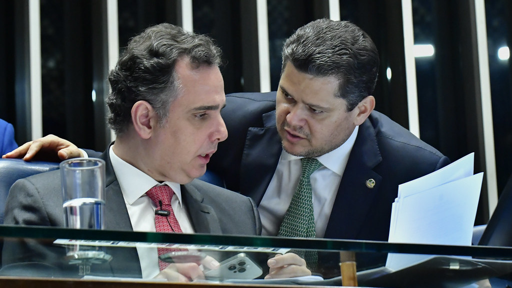 Rodrigo Pacheco e Davi Alcolumbre durante sessão no plenário do Senado (Foto Waldemir Barreto/Agência Senado)