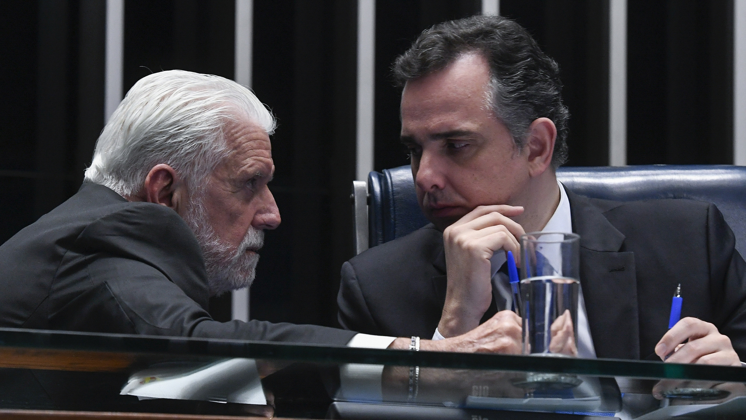 Senadores Jaques Wagner (à esquerda) e Rodrigo Pacheco no plenário do Senado Federal (Foto Jefferson Rudy/Agência Senado)