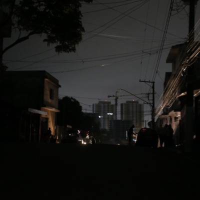 Avenida Padre Arlindo Vieira no bairro do Jabaquara, em SP, sem energia elétrica, em 13/10/2024, devido a fortes chuvas (Foto Paulo Pinto/Agência Brasil)