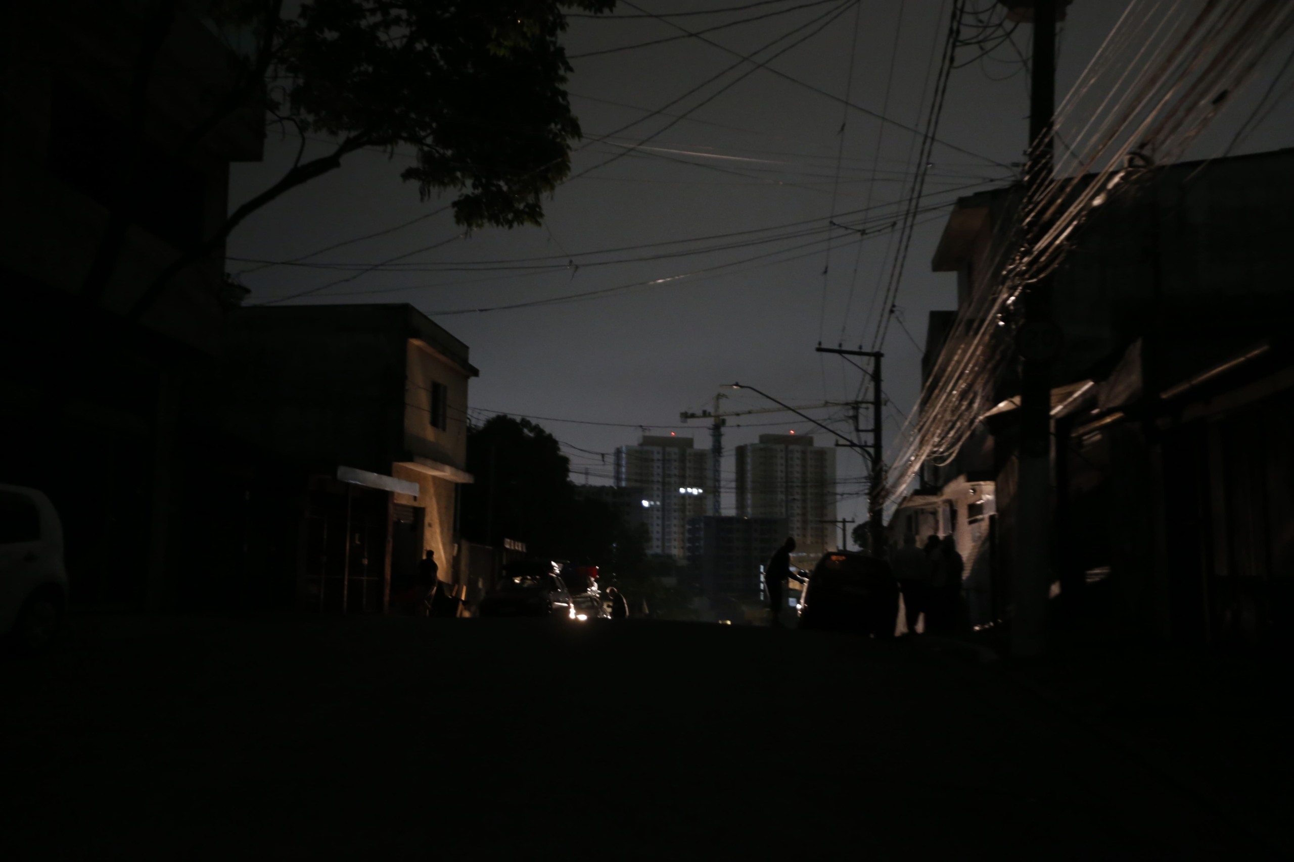 Avenida Padre Arlindo Vieira no bairro do Jabaquara, em SP, sem energia elétrica, em 13/10/2024, devido a fortes chuvas (Foto Paulo Pinto/Agência Brasil)