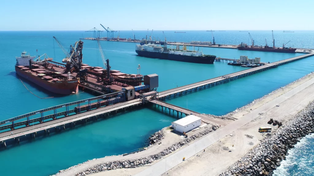 Cais do Porto do Pecém – CIPP, com algumas embarcações atracadas; o mar está verde e o céu azul (Foto Governo do Ceará)