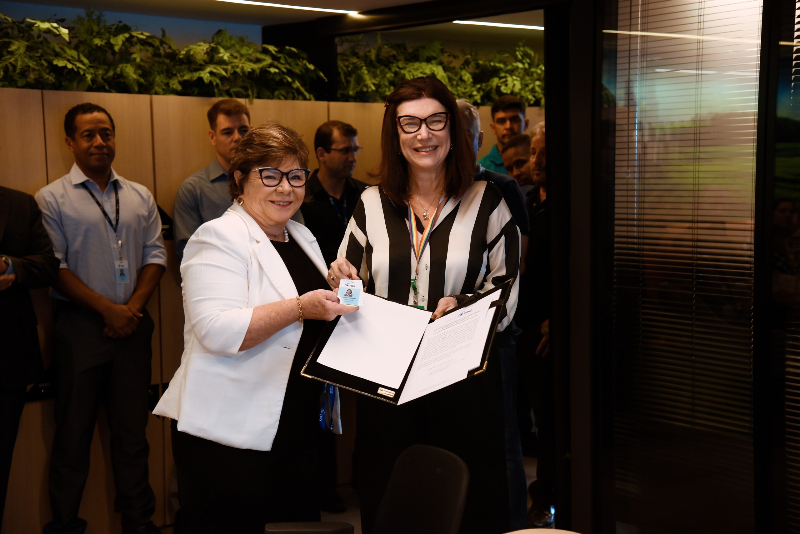 Angélica Laureano (esquerda) toma posse como CEO da TBG, ao lado de Magda Chambriard (Foto João Mário Nunes/TBG)