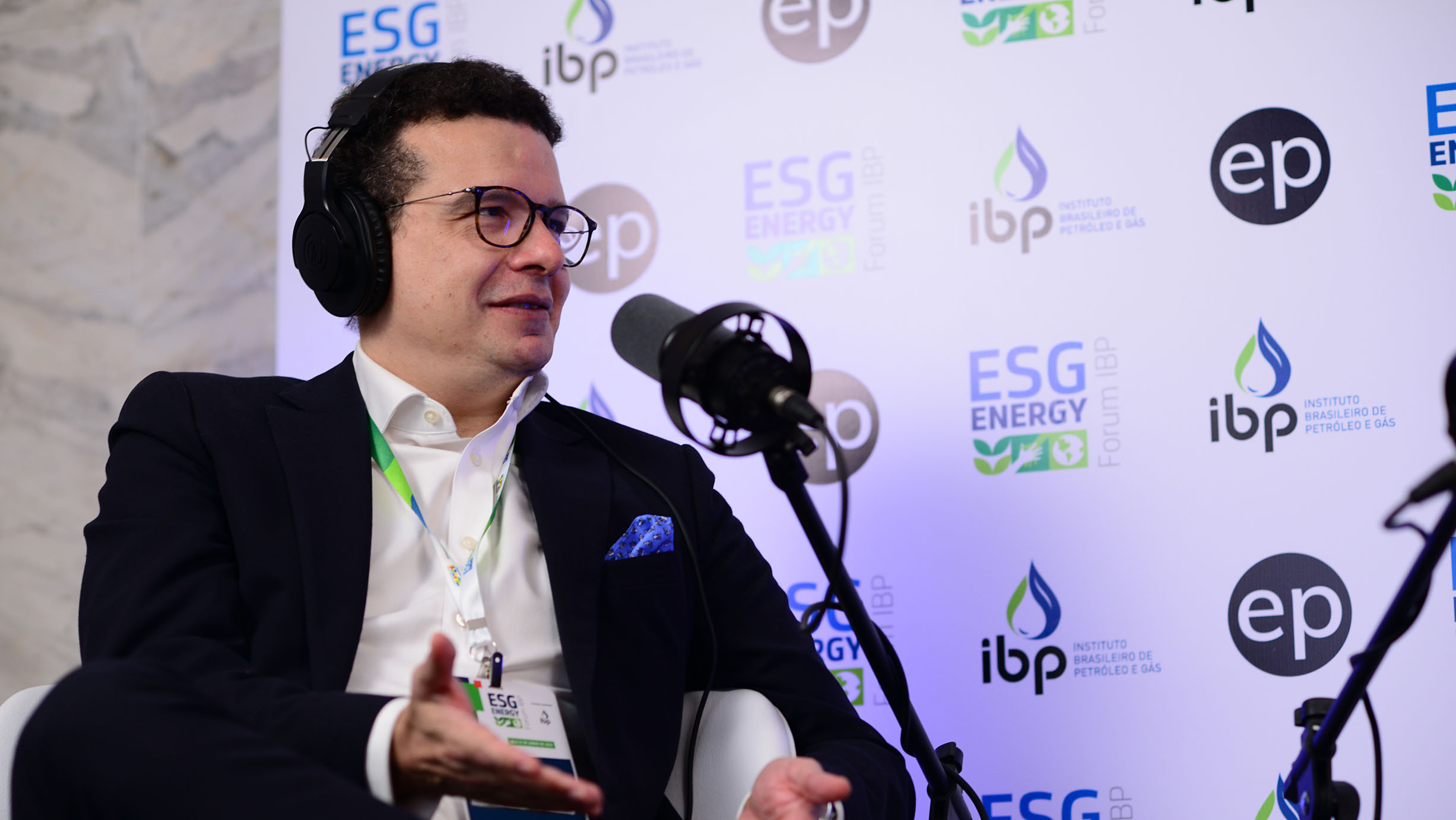 Regulação do mercado de carbono no Brasil é urgente e já está atrasada, afirma o advogado Alexandre Calmon [na imagem], durante entrevista ao estúdio eixos, durante o ESG Energy Forum, realizado pelo IBP, no Rio em 21/6/2023 (Foto Stéferson Faria/eixos)