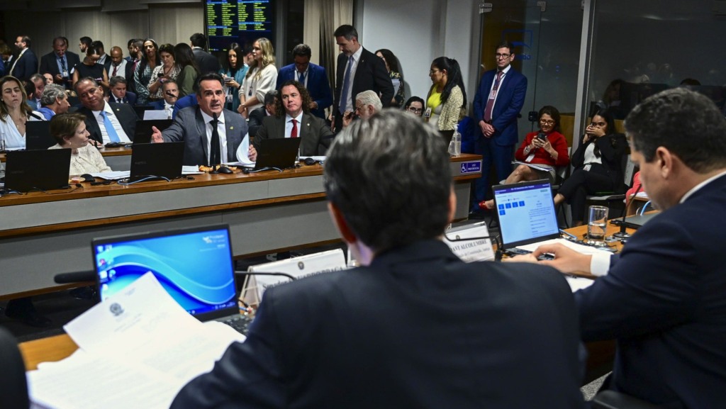 Eduardo Braga, Davi Alcolumbre, à mesa, Tereza Cristina, Ciro Nogueira e Veneziano Vital do Rêgo, à bancada, em reunião da CCJ no Senado que aprovou o PLP 68/2024, instituindo o IBS, a CBS e o IS, em 11/12/2024 (Foto Andressa Anholete/Agência Senado)