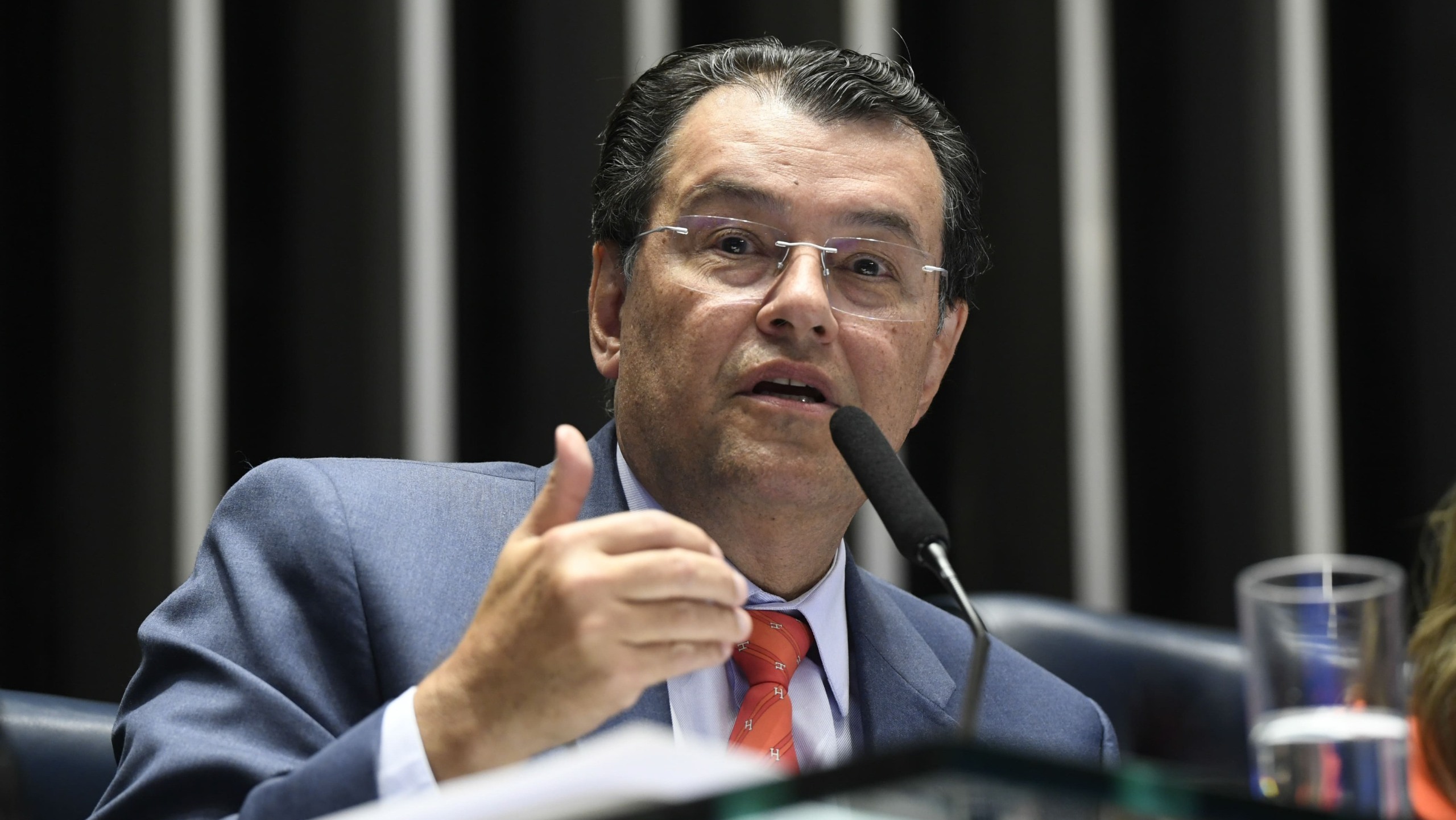 Eduardo Braga, relator da PEC 45/2019, à mesa do plenário do Senado, durante sessão de debates sobre a Reforma Tributária, em 29/8/2023 (Foto Jefferson Rudy/Agência Senado)