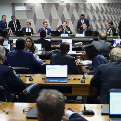 Eduardo Braga e Davi Alcolumbre, à mesa, durante reunião da CCJ no Senado que aprovou o PLP 68/2024, instituindo o IBS, a CBS e o IS, em 11/12/2024 (Foto Andressa Anholete/Agência Senado)