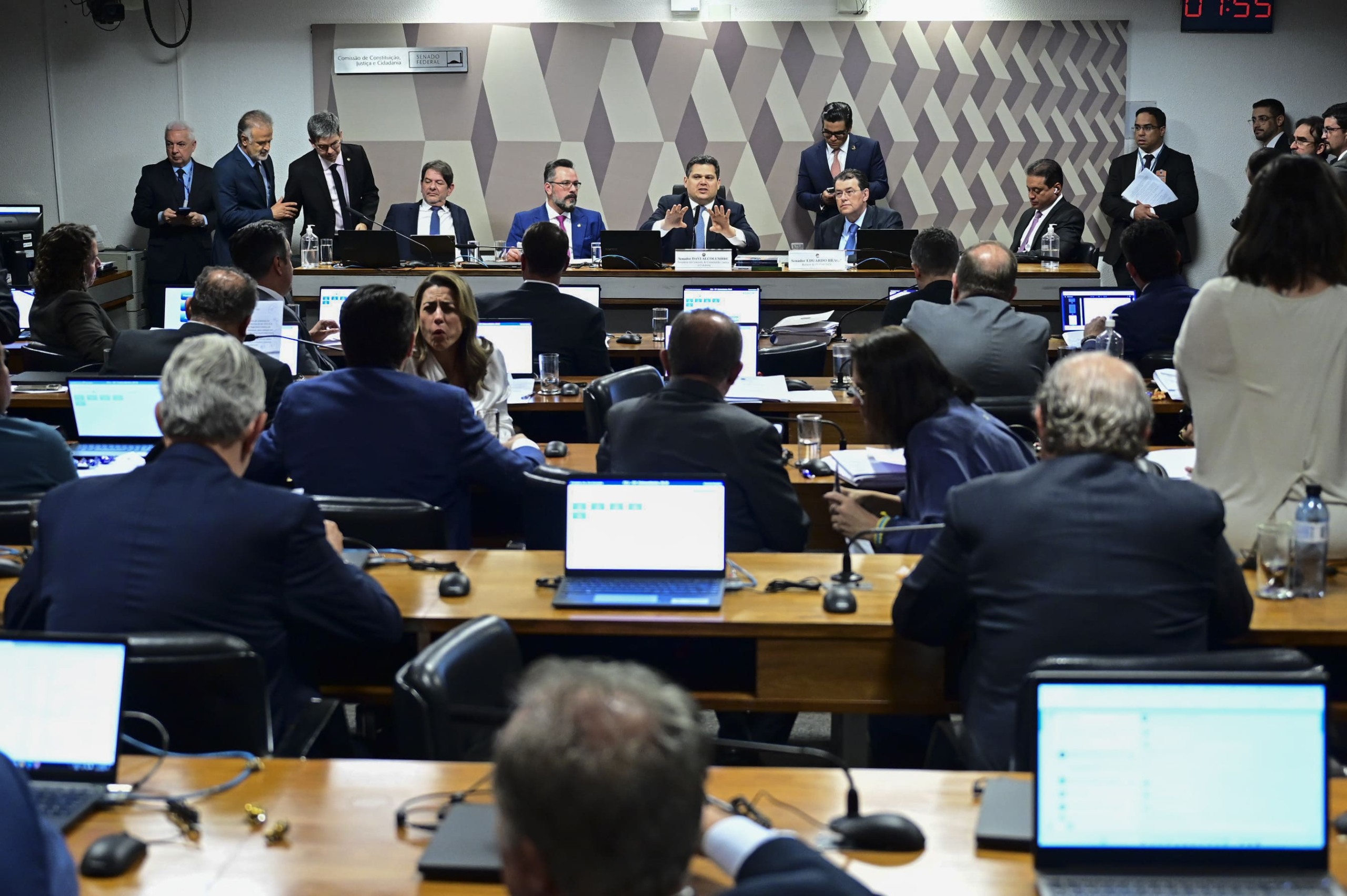 Eduardo Braga e Davi Alcolumbre, à mesa, durante reunião da CCJ no Senado que aprovou o PLP 68/2024, instituindo o IBS, a CBS e o IS, em 11/12/2024 (Foto Andressa Anholete/Agência Senado)