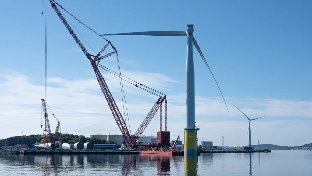 Noruega cancela plano de mineração em alto mar. Na imagem: Hywind Tampen sendo montado na Base Wergeland em Gülen, na Noruega (Foto Ole Jørgen Bratland/Equinor)