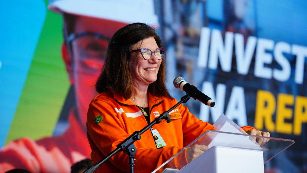 Magda Chambriard durante evento de retomada das operações da Fábrica de Fertilizantes Araucária Nitrogenados, no Paraná (Foto Tauan Alencar/MME)