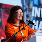 Magda Chambriard durante evento de retomada das operações da Fábrica de Fertilizantes Araucária Nitrogenados, no Paraná (Foto Tauan Alencar/MME)