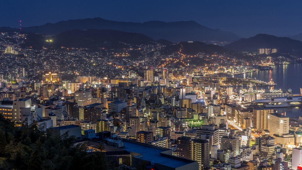 Imagem aérea da iluminação noturna em uma cidade de grande porte (Foto: Eiji Kikuta/Pixabay)