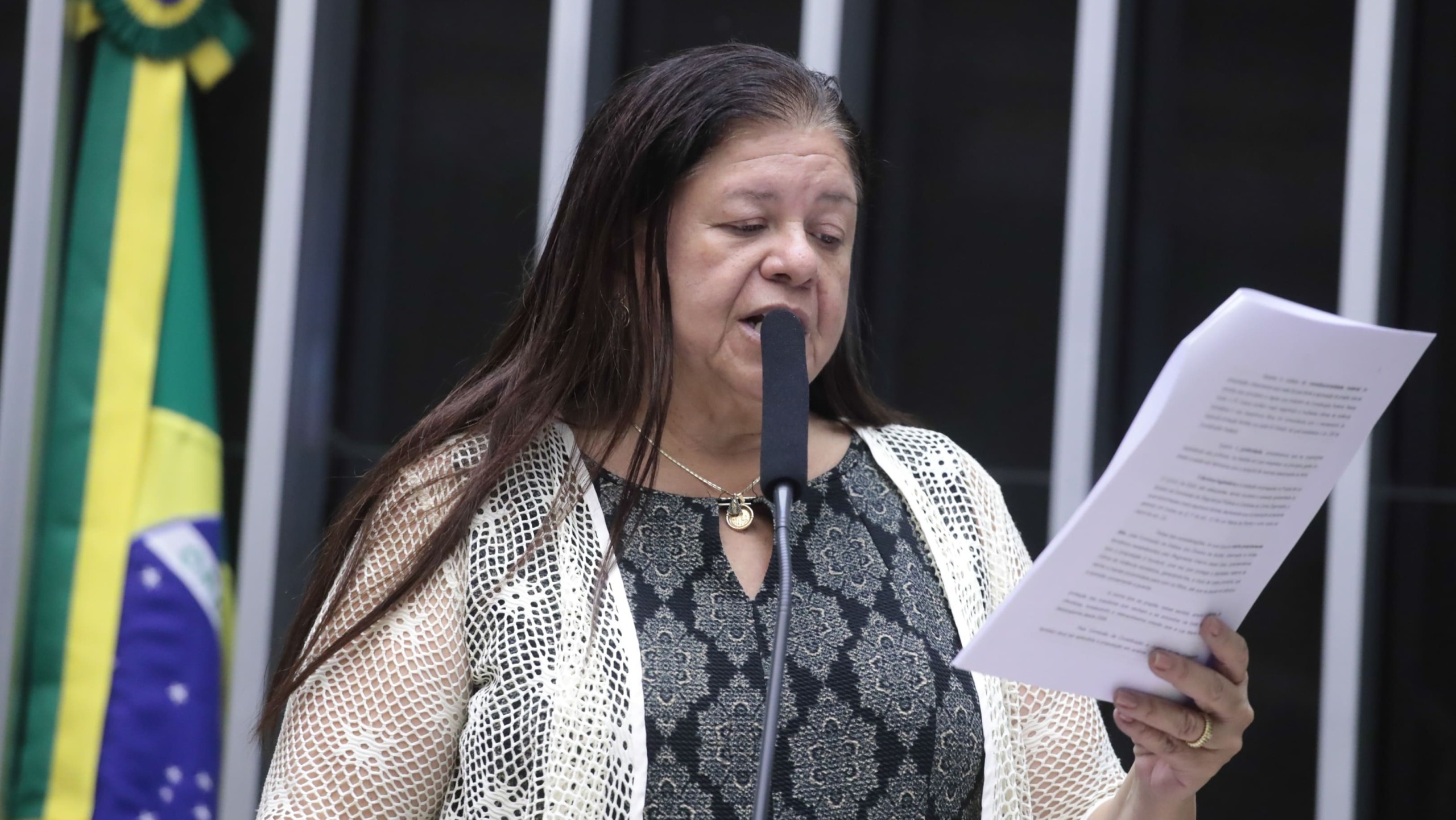 Laura Carneiro discursa, à tribuna, durante sessão para discussão e votação de propostas, em 5/12/2024 (Foto Bruno Spada/Câmara dos Deputados)