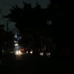 Luzes de faróis de veículos iluminam a Avenida Padre Arlindo Vieira, no bairro do Jabaquara em SP, sem energia elétrica, em 13/10/2024, devido a fortes chuvas (Foto Paulo Pinto/Agência Brasil)