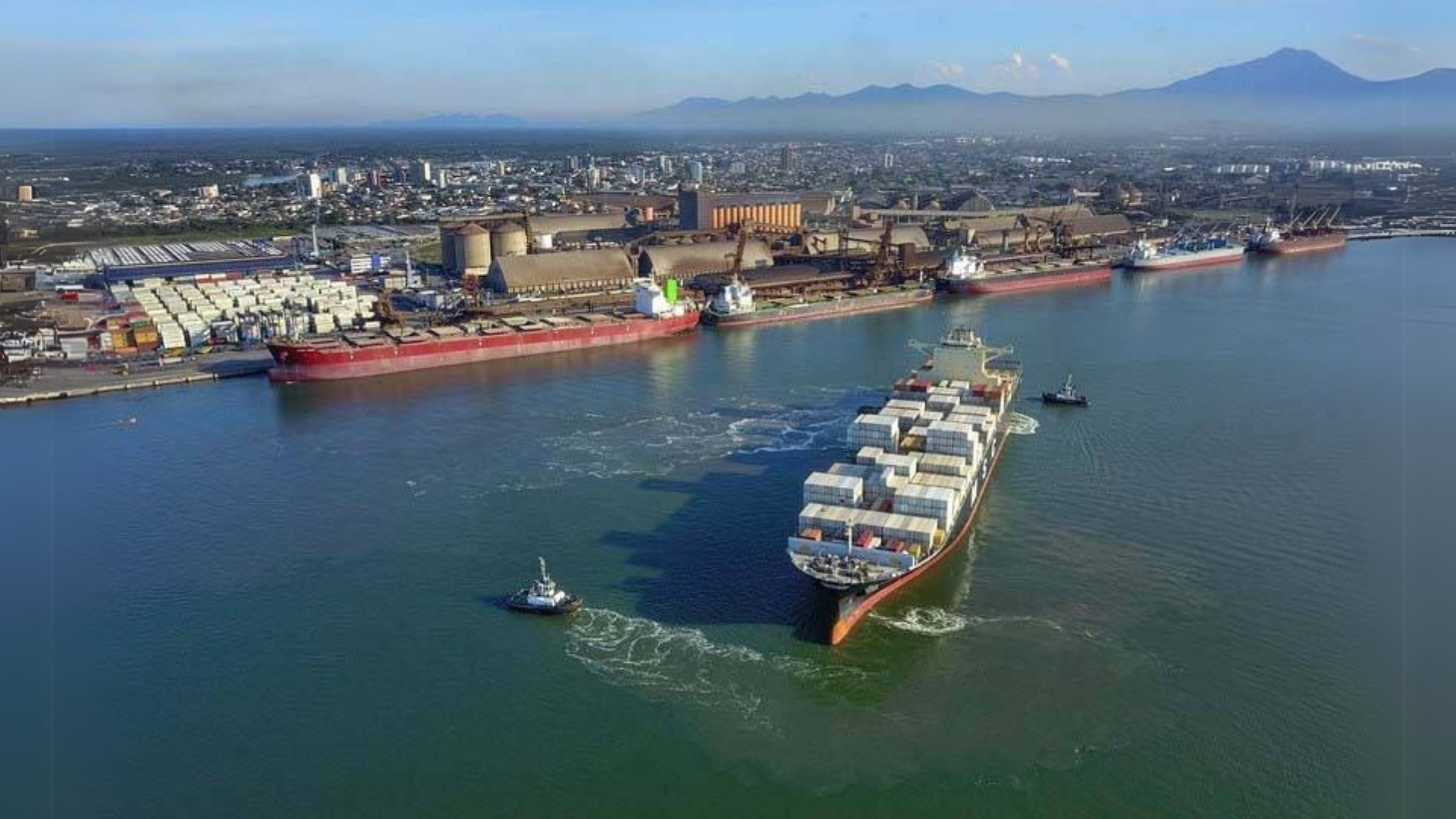 Estratégia brasileira para combustíveis marítimos sustentáveis será lançada até 2025. Na imagem: Navios em corredor de exportação no Paraná (Foto José Fernando Ogura/AEN)