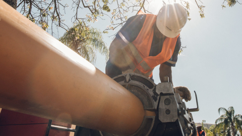 Na imagem: Trabalhador em obra na rede de distribuição da CEG, controlada pela Naturgy (Foto: Divulgação)