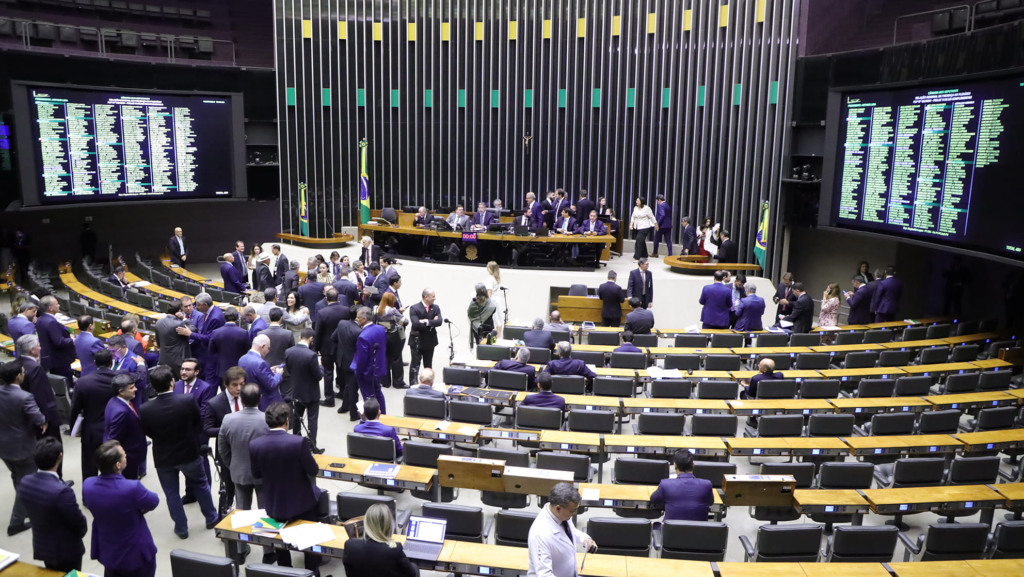 Plenário da Câmara visto de trás, durante sessão que aprovou a regulamentação da reforma tributária (PLP 68/2024), em 10/7/2024 (Foto Mário Agra/Câmara dos Deputados)