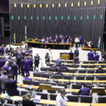 Plenário da Câmara visto de trás, durante sessão que aprovou a regulamentação da reforma tributária (PLP 68/2024), em 10/7/2024 (Foto Mário Agra/Câmara dos Deputados)