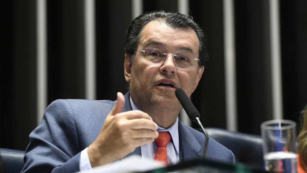 Eduardo Braga, relator da PEC 45/2019, à mesa do plenário do Senado, durante sessão de debates sobre a Reforma Tributária, em 29/8/2023 (Foto Jefferson Rudy/Agência Senado)