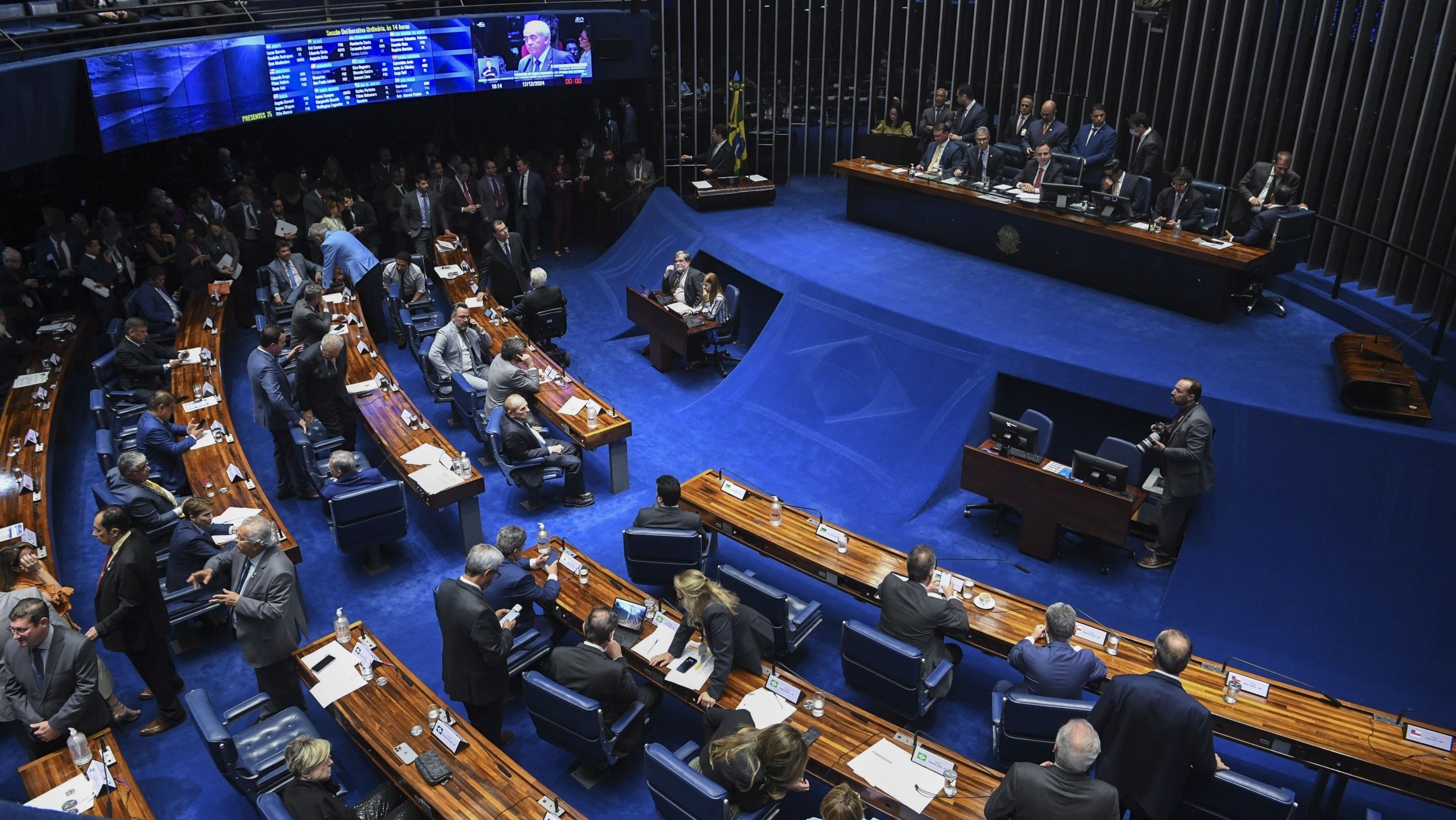 Plenário do Senado, visto do alto, durante sessão para discussão e votação de propostas, em 17/12/2024 (Foto Jonas Pereira/Agência Senado)