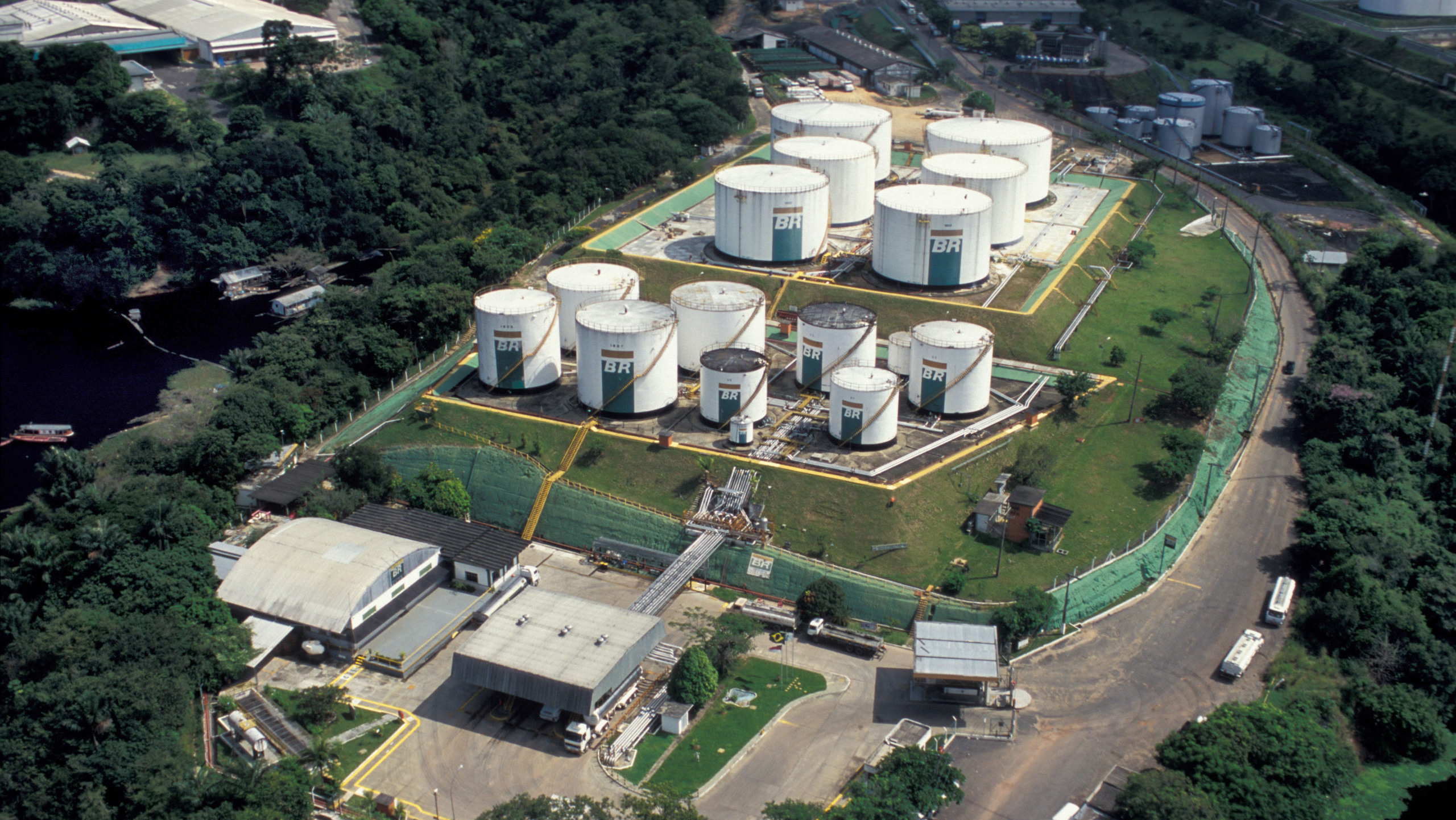 Vista aérea da planta com instalações e tanques de armazenamento na Refinaria da Amazônia (Ream), ex-Reman, em Manaus, vendida pela Petrobras ao grupo Atem em 2022 (Foto Juarez Cavalcanti/Agência Petrobras)