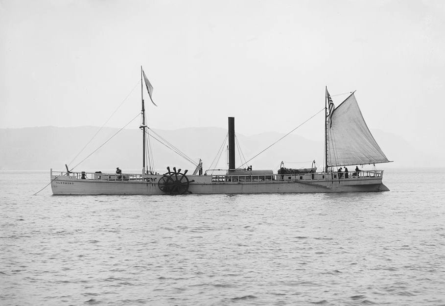 Réplica de 1909 do North River Steamboat (Clermont) ancorado, primeiro navio com propulsão a vapor para transporte comercial (Foto Detroit Publishing Co./Wiki Commons)