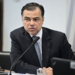 Sandoval Feitosa, diretor-geral da Aneel, fala, à mesa, durante reunião da CI no Senado, em 5/10/2023 (Foto Pedro França/Agência Senado)