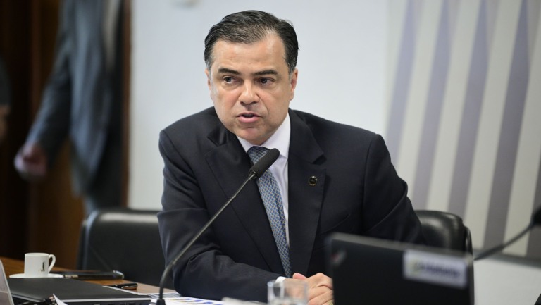 Sandoval Feitosa, diretor-geral da Aneel, fala, à mesa, durante reunião da CI no Senado, em 5/10/2023 (Foto Pedro França/Agência Senado)