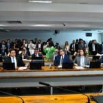 Senadores, à bancada, durante audiência da CI no Senado, discutem sobre o PL das eólicas offshore, em 3/12/2024 (Foto Geraldo Magela/Agência Senado)