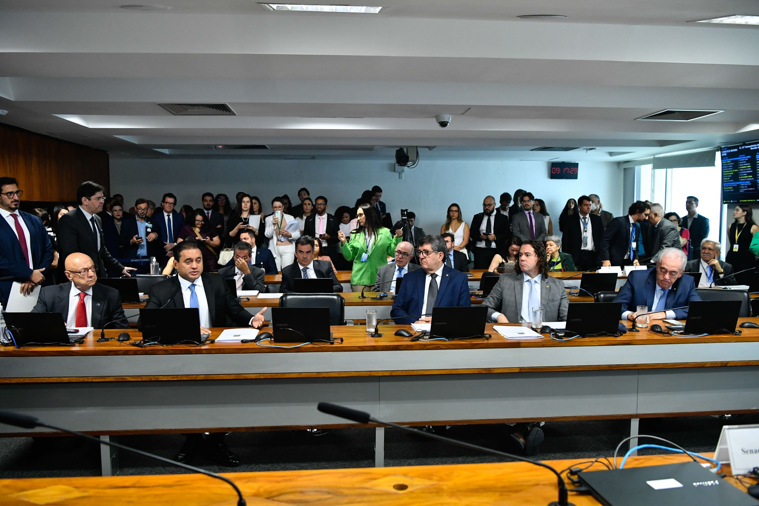 Senadores, à bancada, durante audiência da CI no Senado, discutem sobre o PL das eólicas offshore, em 3/12/2024 (Foto Geraldo Magela/Agência Senado)