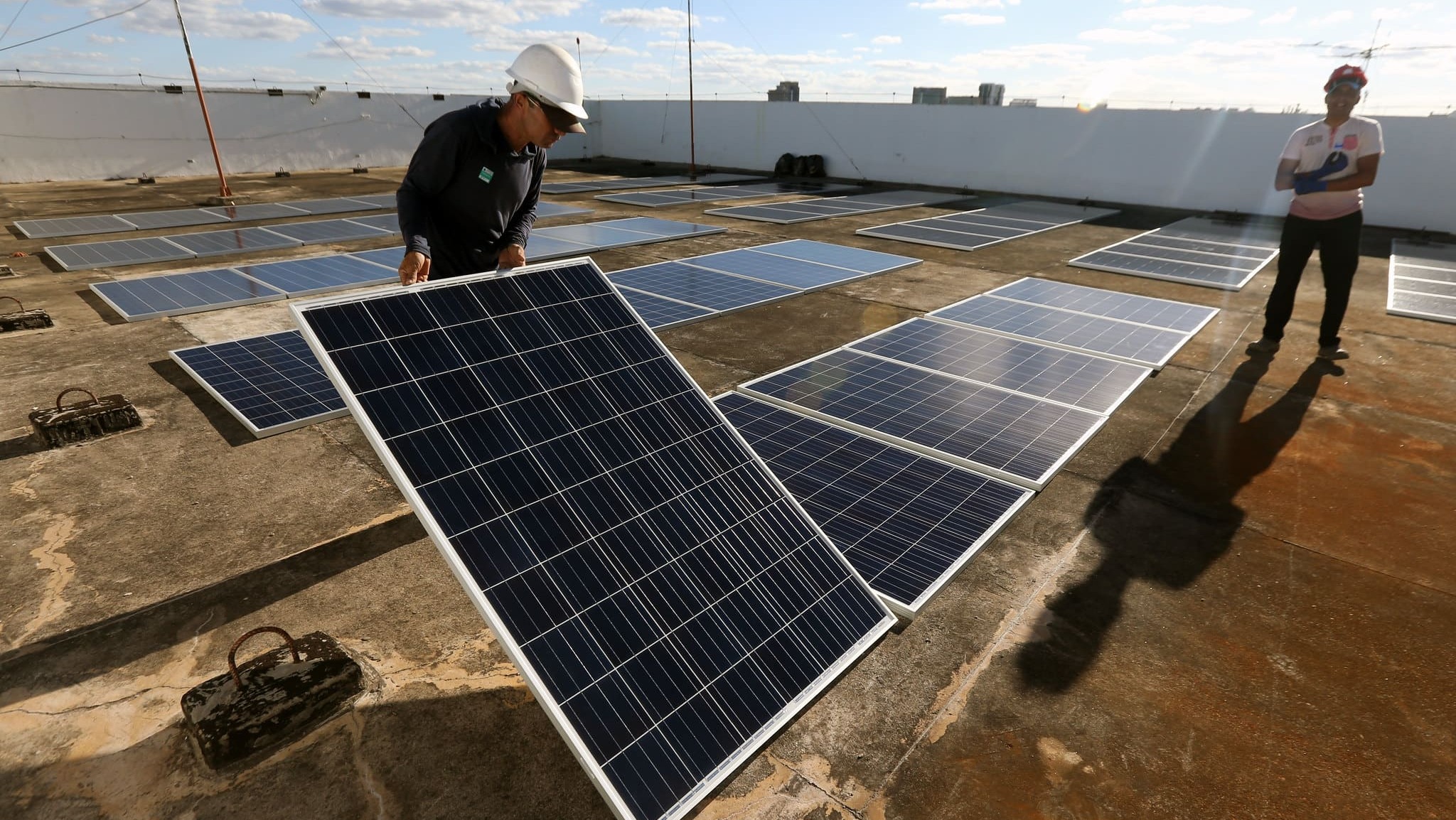 Trabalhadores instalam placas fotovoltaicas na cobertura de prédio do MME, em projeto-piloto fruto da parceria com a Absolar (Foto Francisco Stuckert/MME)