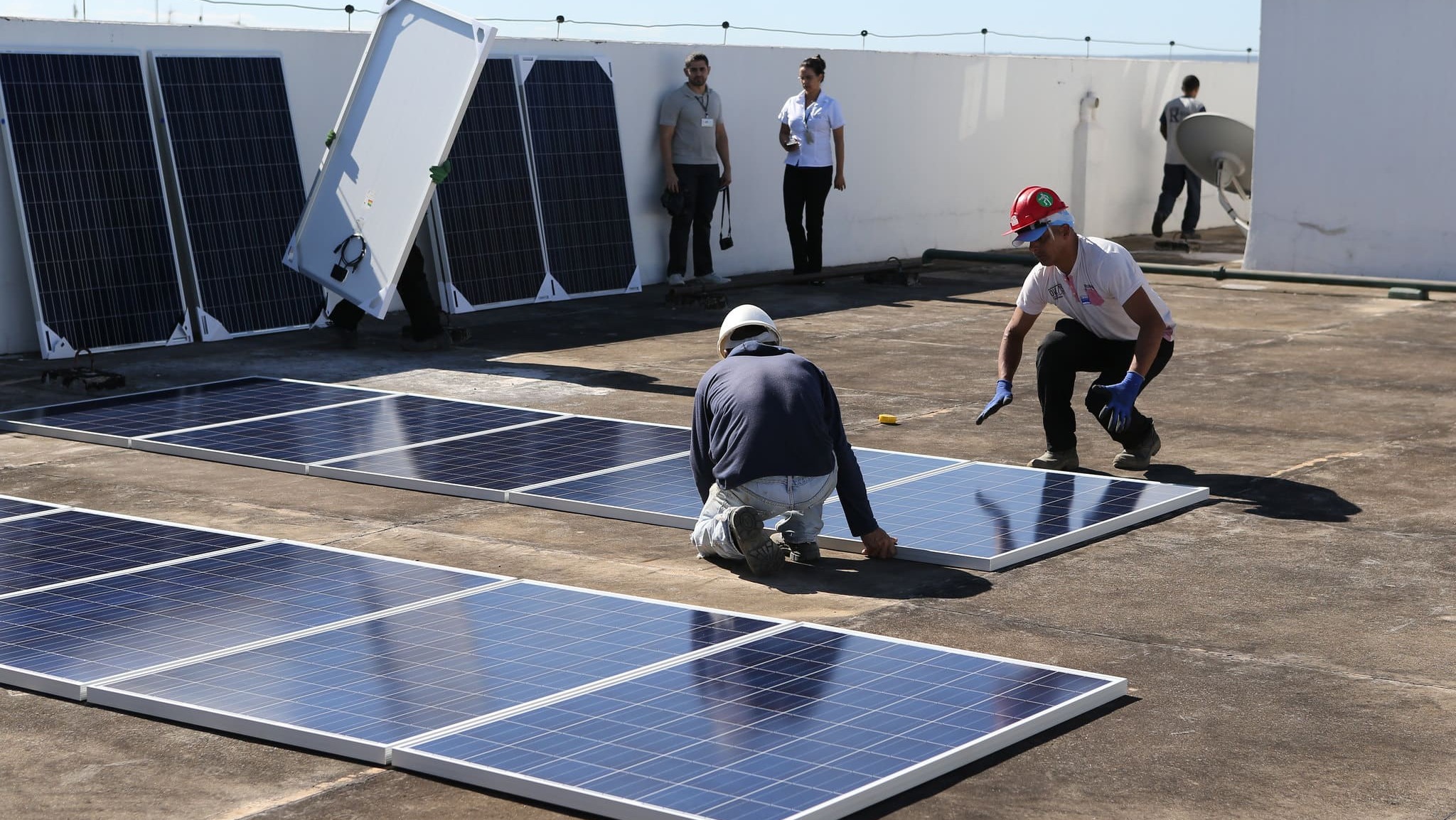 Trabalhadores instalam placas fotovoltaicas na cobertura de prédio do MME, em projeto-piloto fruto da parceria com a Absolar (Foto Francisco Stuckert/MME)