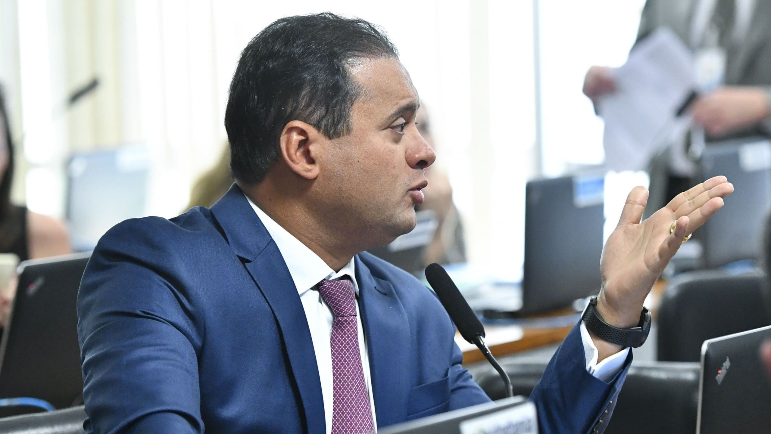 Weverton Rocha, à bancada, durante reunião da CCJ do Senado para discutir coeficientes de distribuição do Fundo de Participação dos Municípios, em 16/8/2023 (Foto Geraldo Magela/Agência Senado)